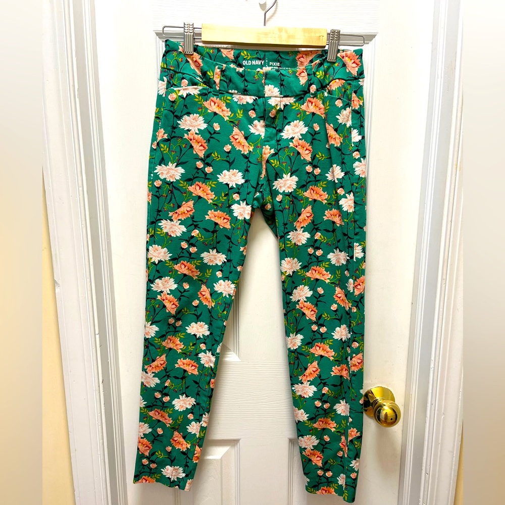 Old Navy Pixie Mid-Rise Green Floral Tapered Leg, Size 2 VERY GOOD CONDITION
